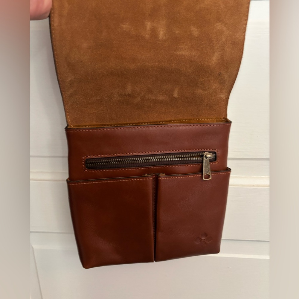 Patricia Nash tooled leather fold over crossbody purse. NWT with dust bag. - Picture 3 of 5